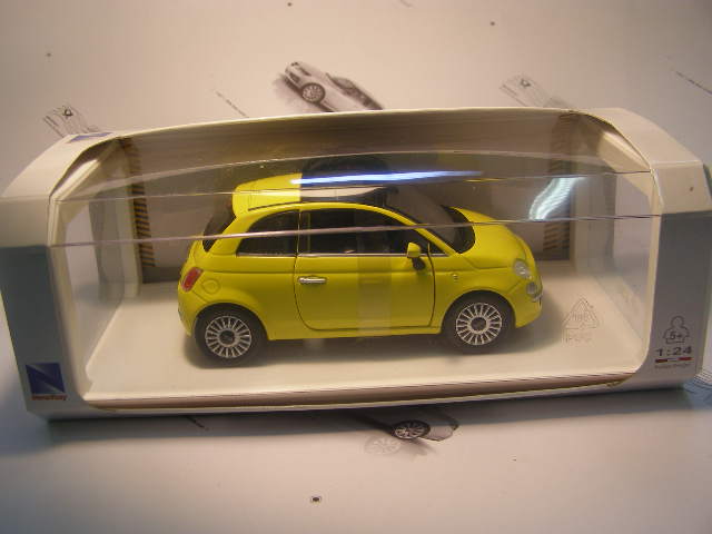 Fiat 500 žlutá 1/24 NewRay
