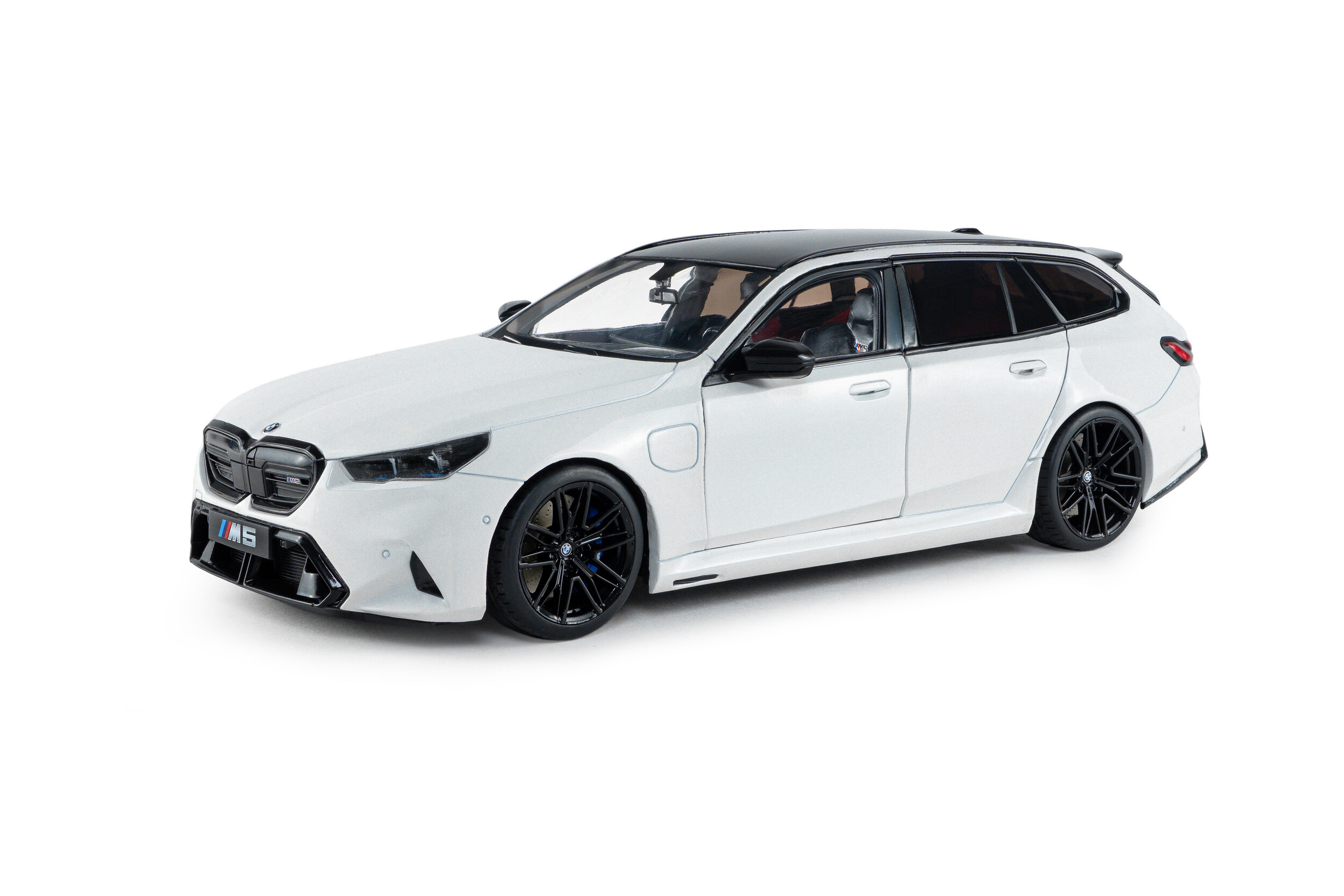 BMW M5 Touring 2024 bílá 1/18 Solido